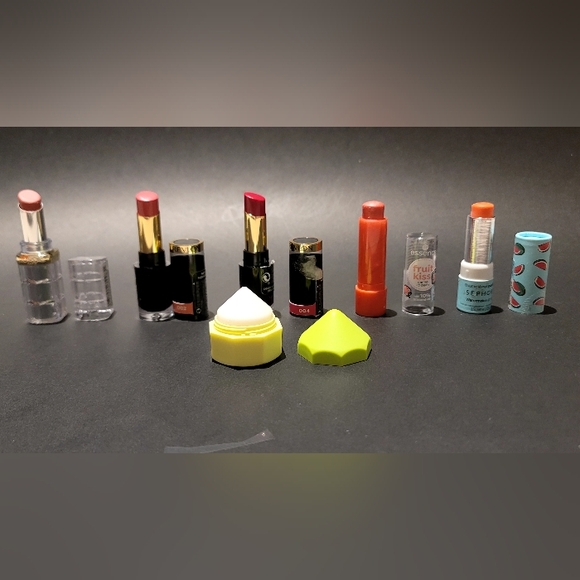 Lip stick / lip balms - Picture 1 of 1